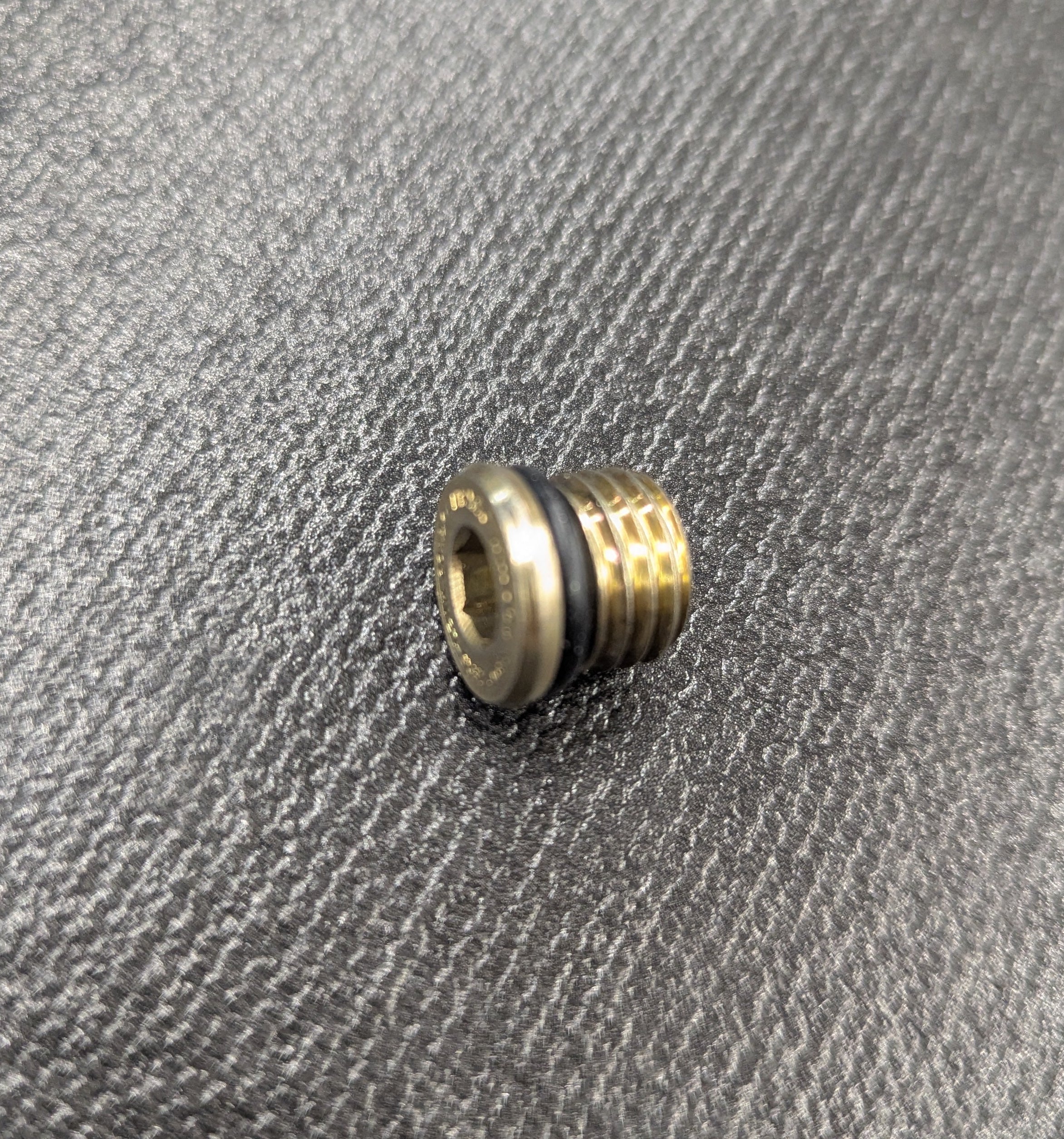 DRAIN PLUG, FUEL PUMP, W/ ORING (P0189.1B6 Rev A)