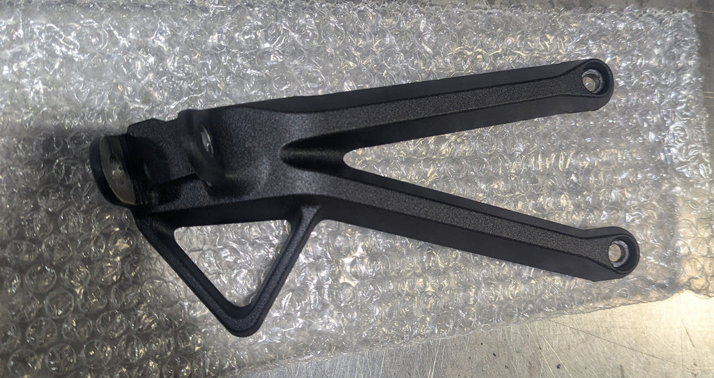 FOOTPEG SUPPORT, PASSENGER LEFT, PHANTOM METALLIC N0405.1B7YCX Rev A